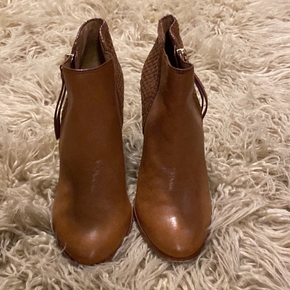 Coach tan leather with woven portion on the heel size 7 - Picture 2 of 7